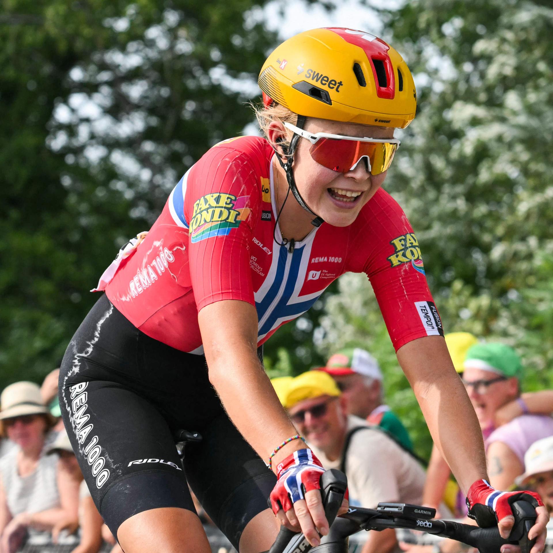 Die norwegische Fahrerin Sigrid Ytterhus Haugset vom Team Uno-X Mobility jubelt, als sie die Ziellinie überquert und damit die 3.Etappe der fünften Ausgabe der Tour de France Femmes gewinnt.