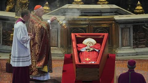 Kardinal Camerlengo Kevin Joseph Farrell verteilt Weihrauch um den Leichnam von Papst Franziskus im Petersdom, wo dieser drei Tage lang aufgebahrt sein wird. 