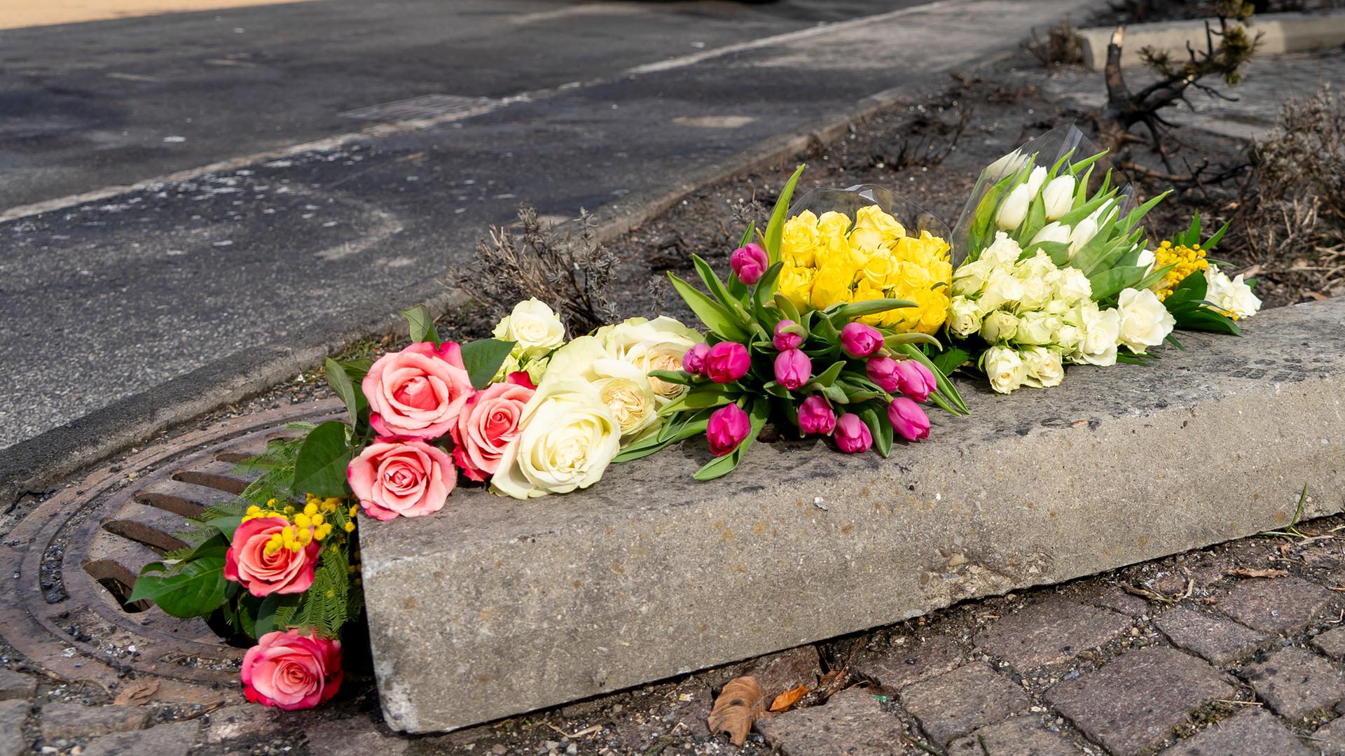 11.03.2026, Schweiz, Kerzers: Blumen sind an der Stelle zu sehen, wo ein Linienbus im Zentrum von Kerzers Feuer fing und zahlreiche Opfer forderte. Foto: Laurent Gillieron/KEYSTONE/dpa +++ dpa-Bildfunk +++