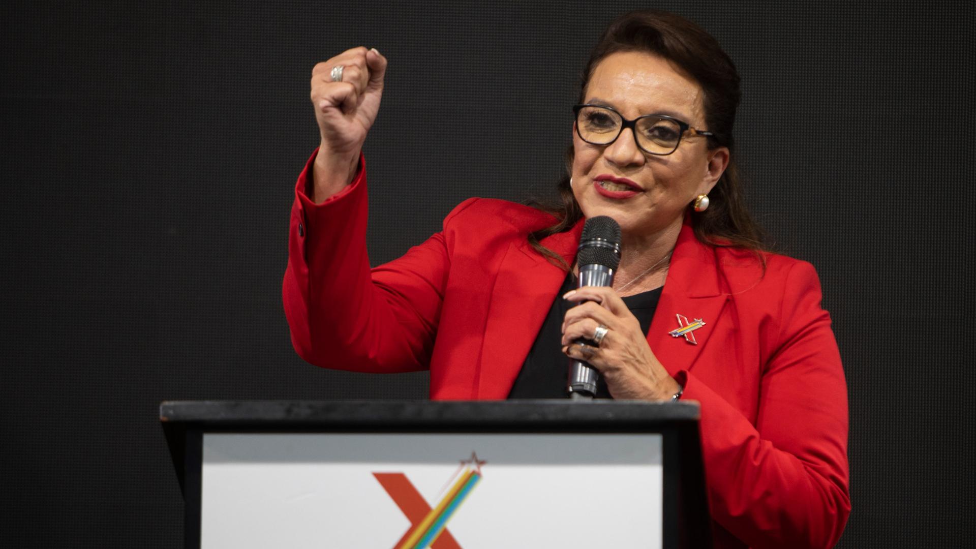 Xiomara Castro steht mit geballter Faust auf einem Podium