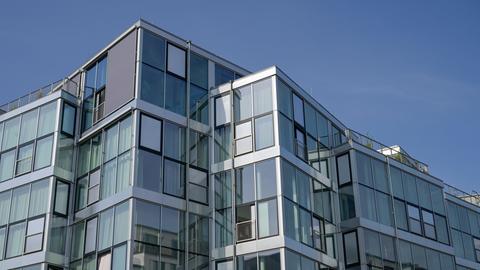 Blick auf eine von viel Glas- und Fensterflächen dominierte Fassade eine Neubaus als Wohnhaus in Berlin Schöneberg.