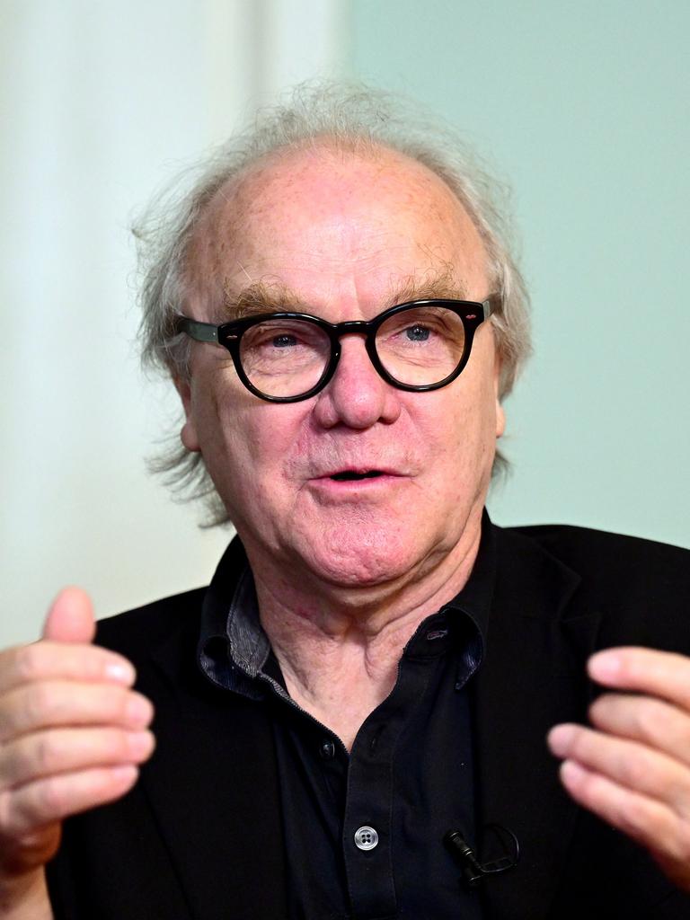 Autor Michael Köhlmeier sitzt an einem Tisch und blickt auf sein Gegenüber. Der Autor trägt eine schwarze Brille und Hemd. Autor Michael Köhlmeier sitzt an einem Tisch und blickt auf sein Gegenüber. Der Autor trägt eine schwarze Brille und Hemd.