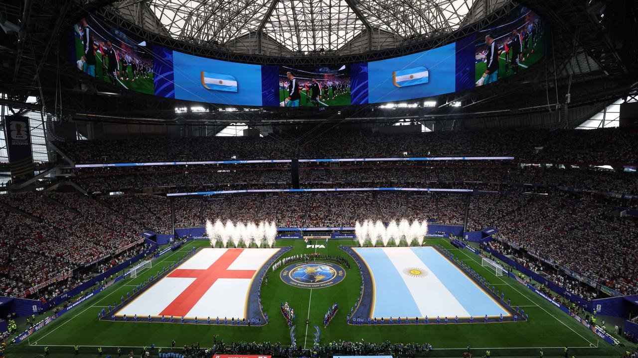 WM-Halbfinale: England - Argentinien. Das Bild zeigt das Stadion von Atlanta mit dem Spielfeld und den Flaggen der beiden Mannschaften auf dem Spielfeld. 