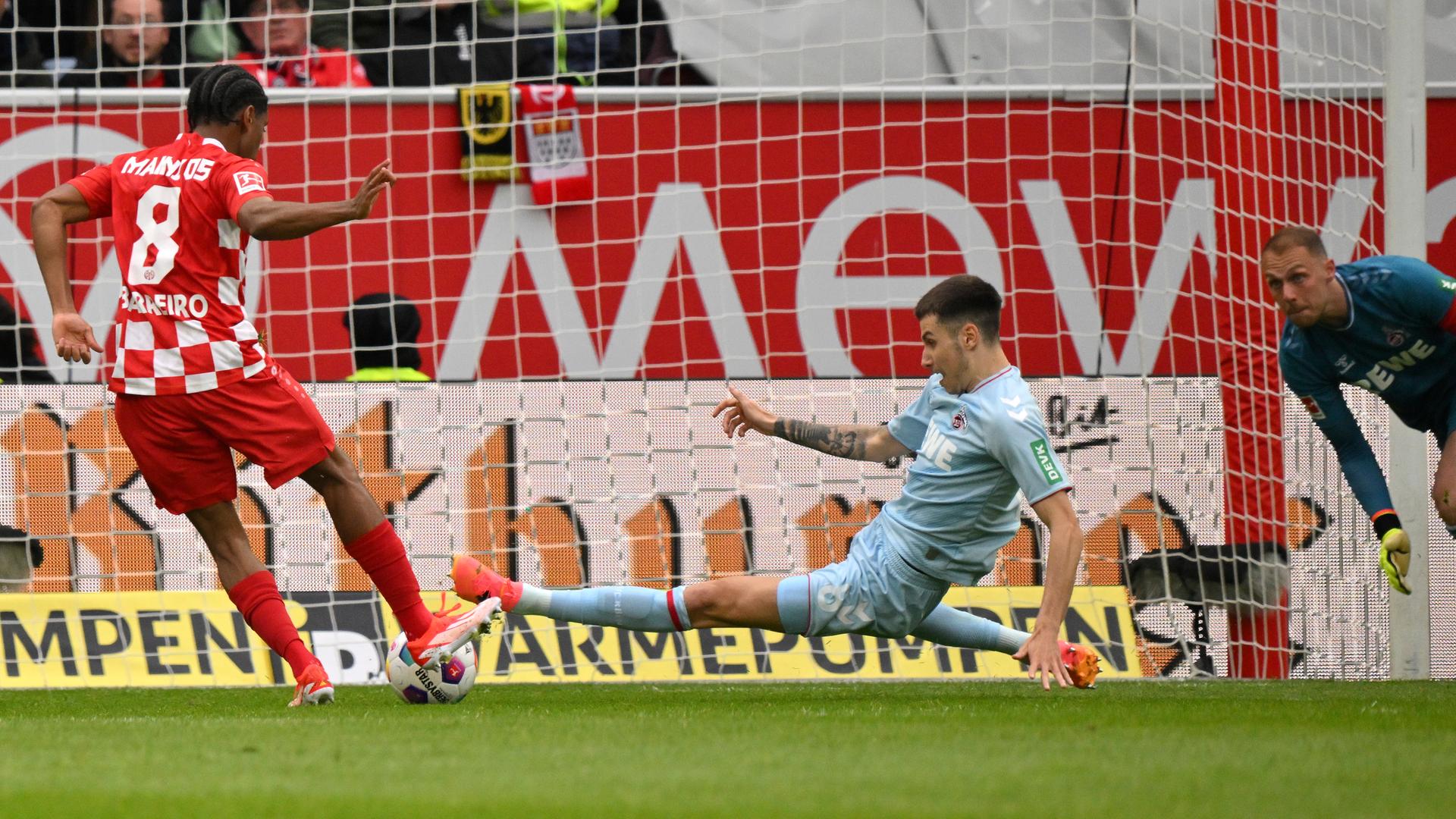 Szene aus dem Spiel FSV Mainz 05 gegen 1. FC Köln: Der Mainzer Leandro Barreiro (l) erzielt den Treffer zum 1:0 gegen Kölns Eric Martel (M). Szene aus dem Spiel FSV Mainz 05 gegen 1. FC Köln: Der Mainzer Leandro Barreiro (l) erzielt den Treffer zum 1:0 gegen Kölns Eric Martel (M).