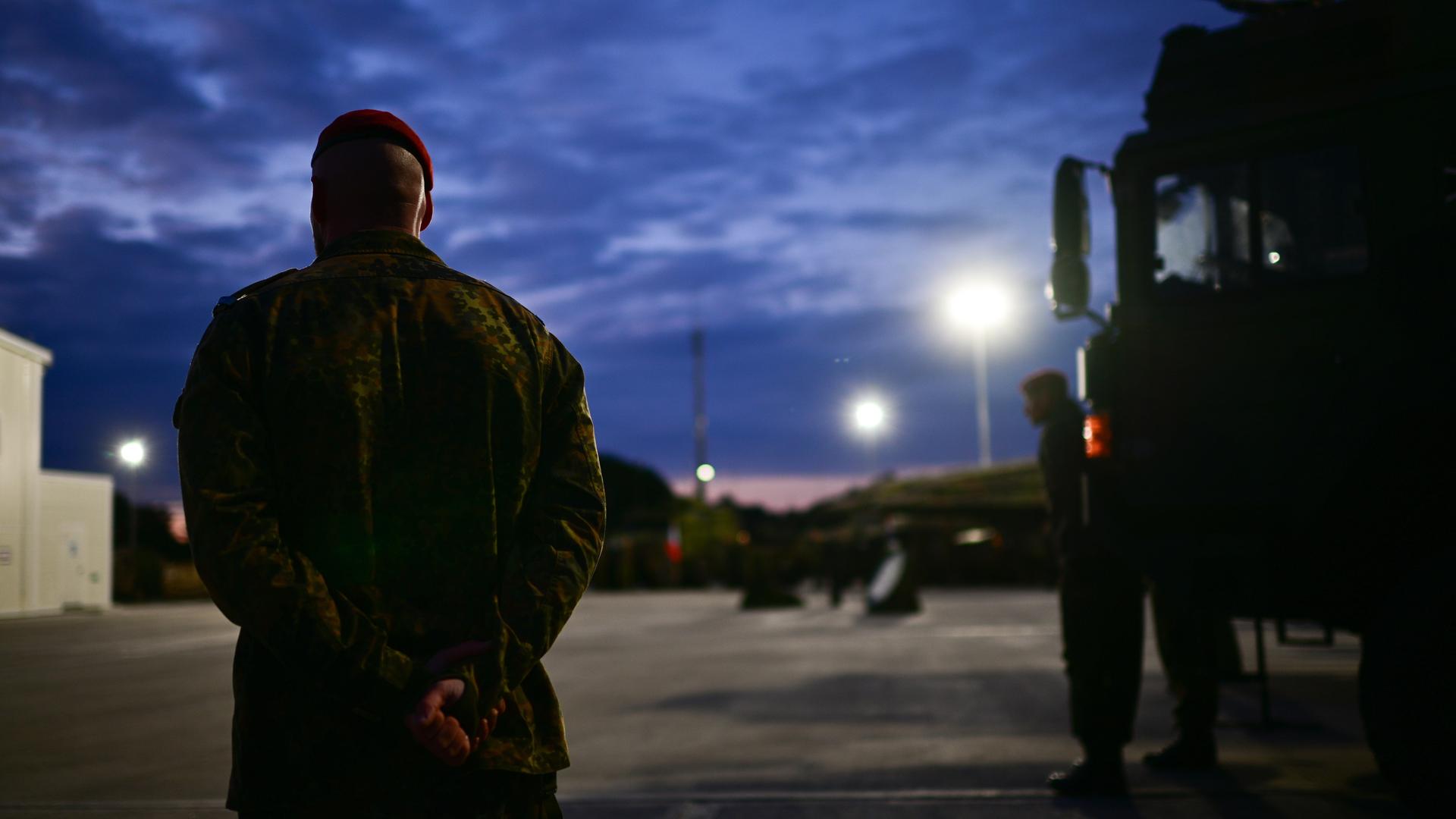 Soldaten der Bundeswehr stehen auf dem Gelände der "Permanent Logistics Support Area" (PLSA), einem Logistikzentrum zur Unterstützung der NATO.