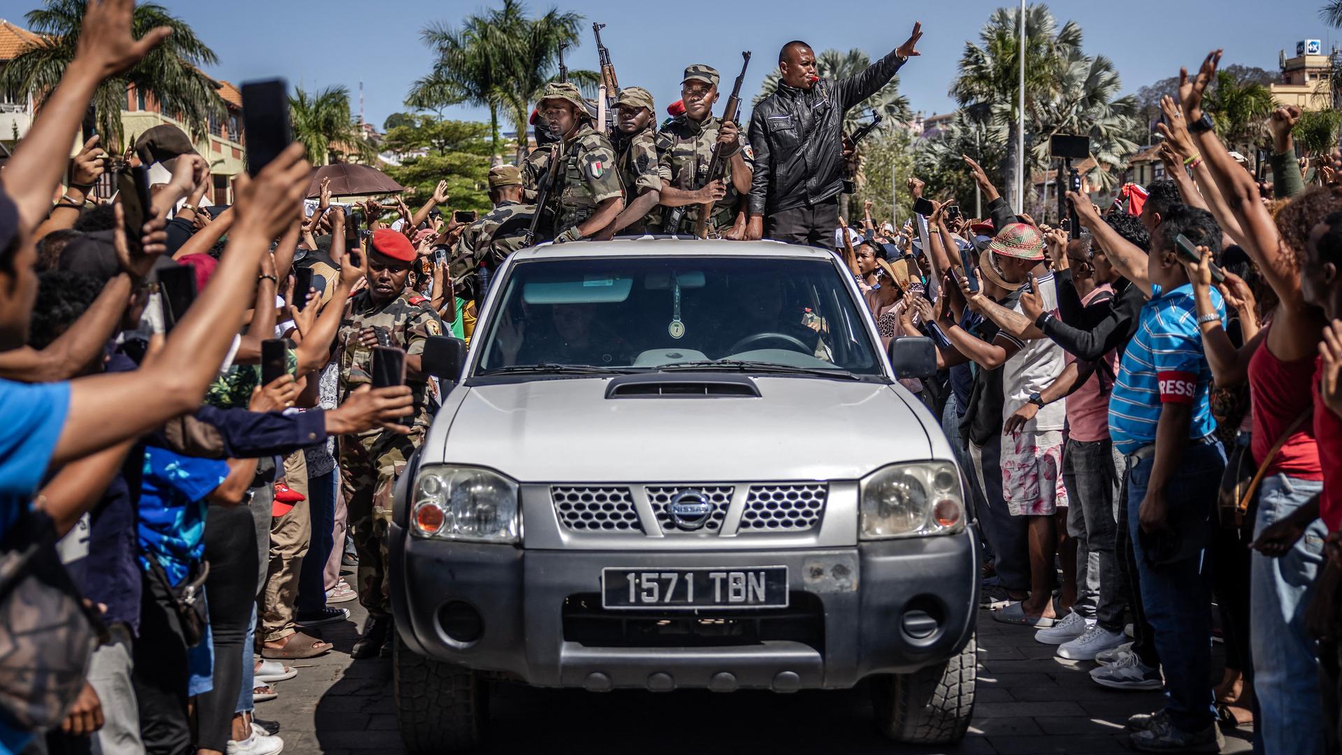 Das Foto zeigt Mitglieder der CAPSAT-Eliteeinheit des Militärs in Madagaskar, umgeben von Demonstranten.