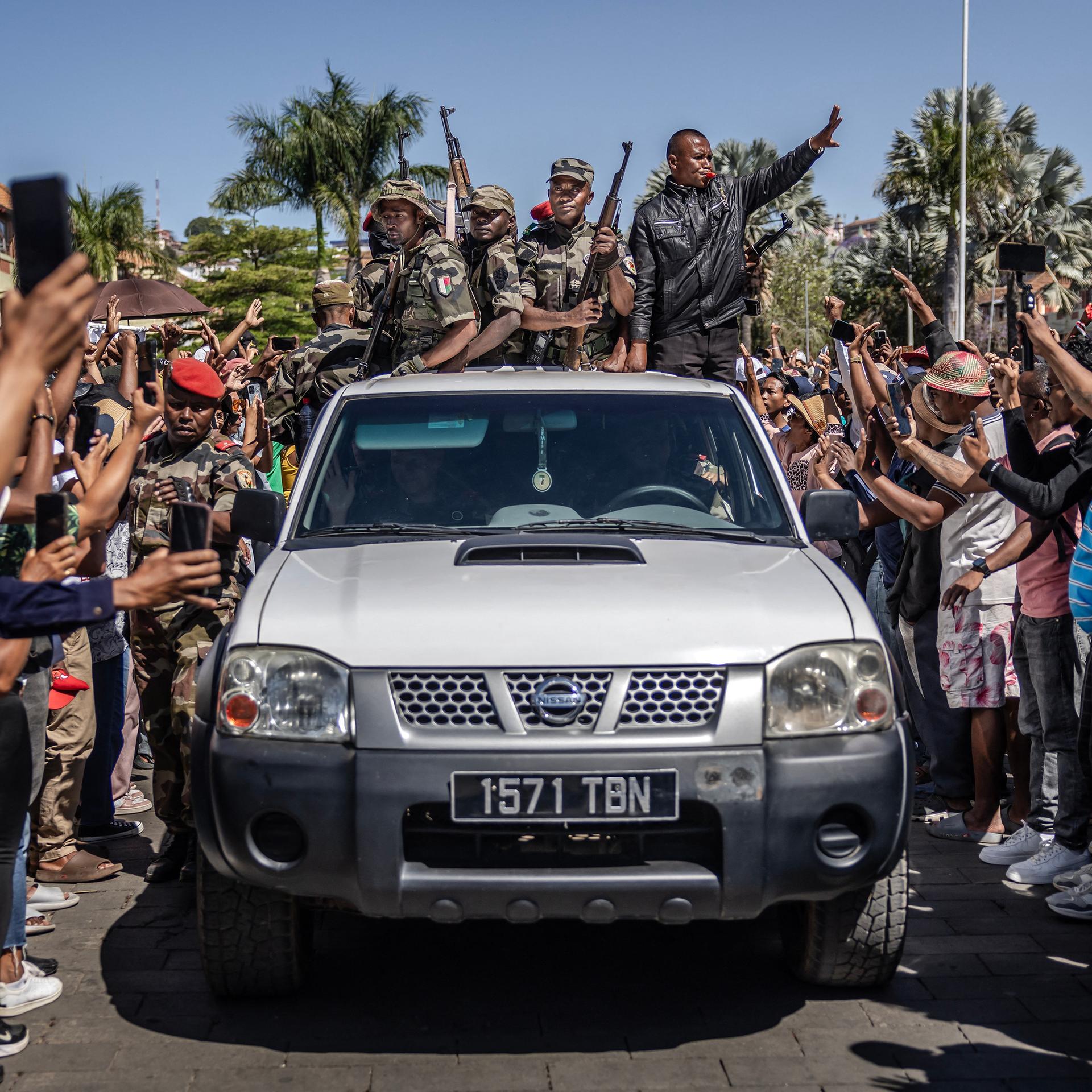 Madagaskar -  Präsident Rajoelina spricht von Putschversuch - Eliteeinheit schließt sich Protesten an