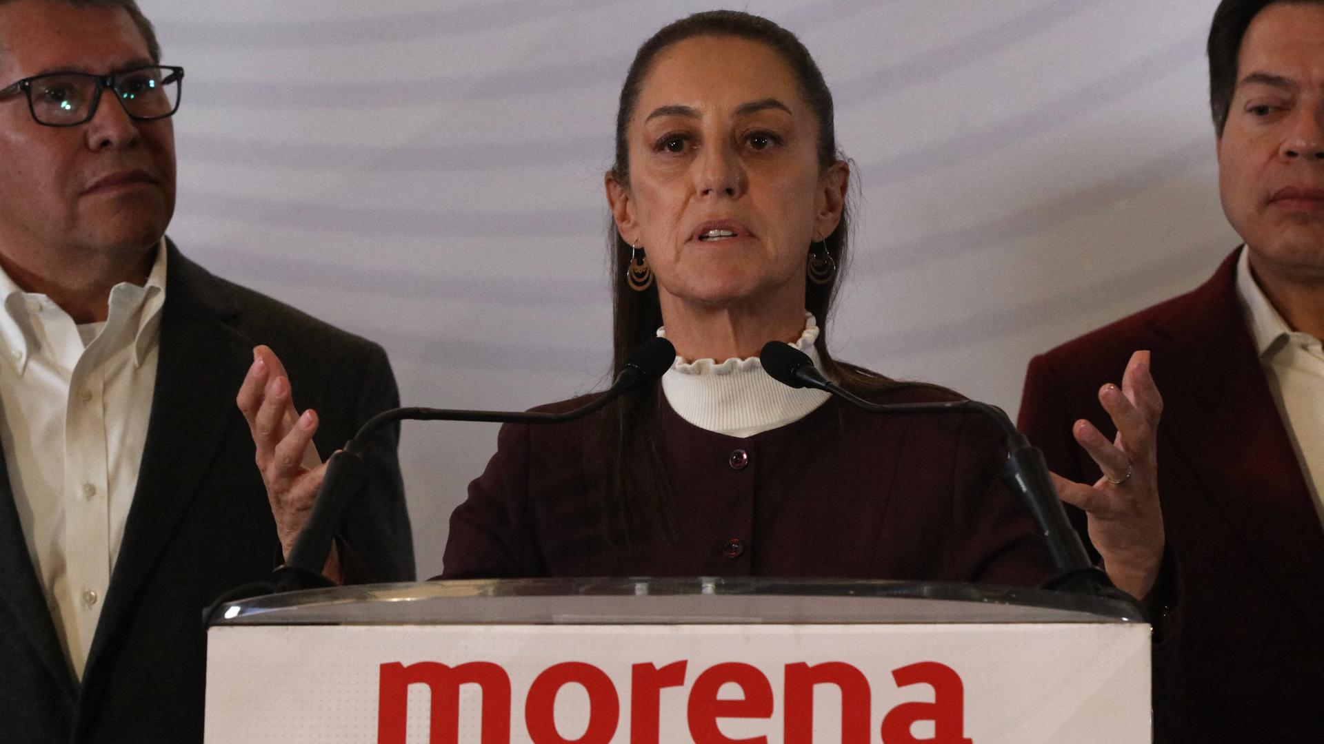 Claudia Sheinbaum steht am Rednerpult und gestikuliert mit den Armen. Claudia Sheinbaum steht am Rednerpult und gestikuliert mit den Armen.
