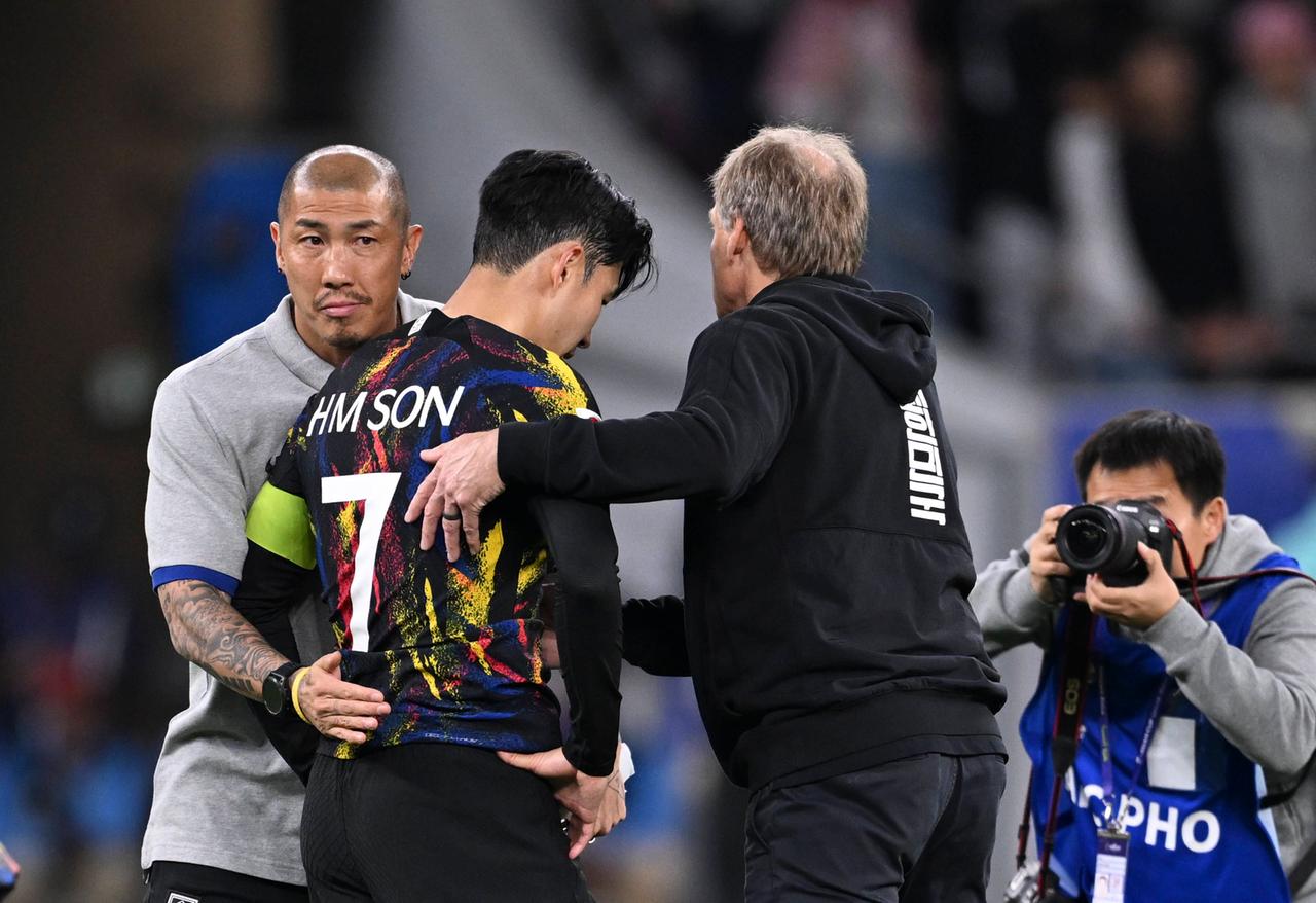 Jürgen Klinsmann (r.) und Co-Trainer Cha Du-ri (l.) trösten Südkoreas Superstar Son Heung-min nach der Niederlage gegen Jordanien im Halbfinale des Asien-Cups.