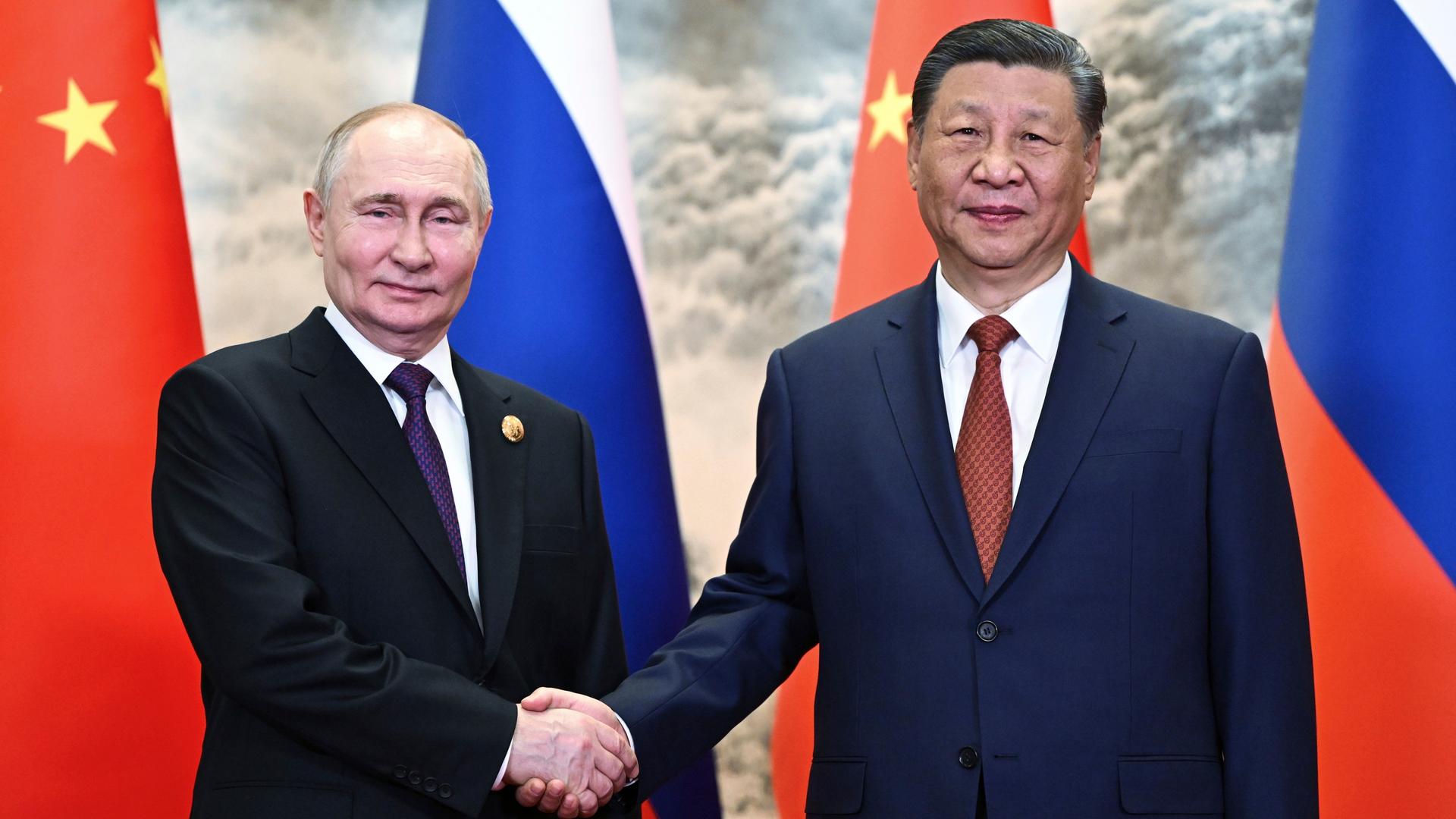 China, Peking: Auf diesem von der staatlichen russischen Nachrichtenagentur Sputnik via AP veröffentlichte Foto posieren der chinesische Präsident Xi Jinping (r) und der russische Präsident Wladimir Putin für ein Foto vor ihren Gesprächen. 