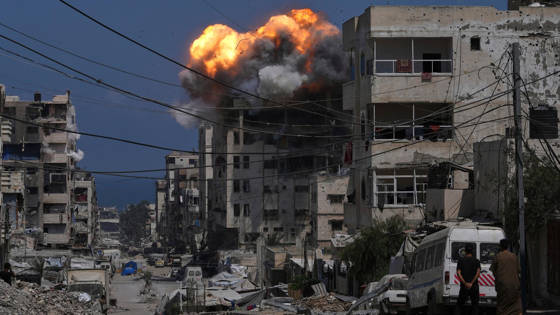 Gaza-Stadt: Rauch und Flammen entstehen bei einem israelischen Luftangriff.