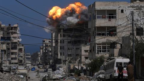 Gaza-Stadt: Rauch und Flammen entstehen bei einem israelischen Luftangriff.