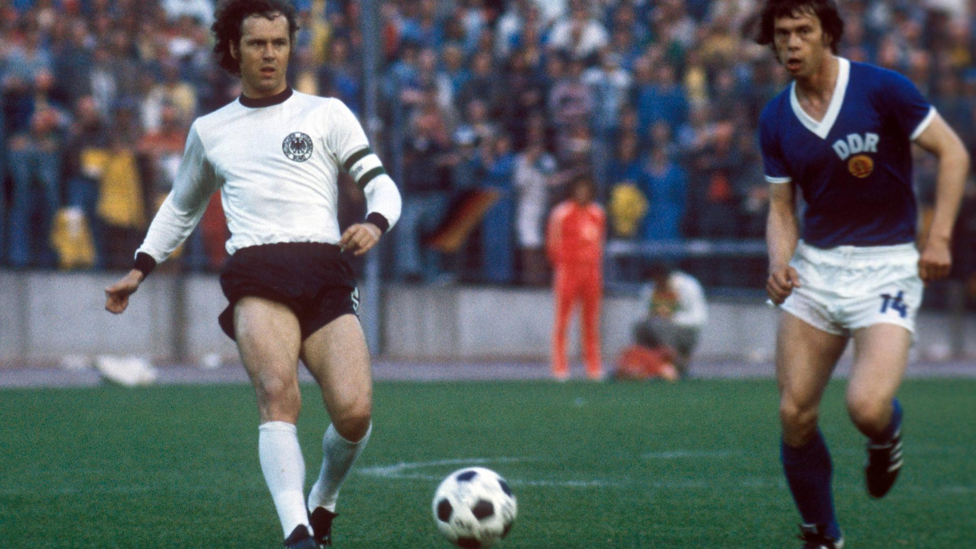 Franz Beckenbauer (links) gegen Jürgen Sparwasser im Spiel der Bundesrepublik gegen die DDR bei der Fußball-Weltmeisterschaft 1974 in Hamburg
