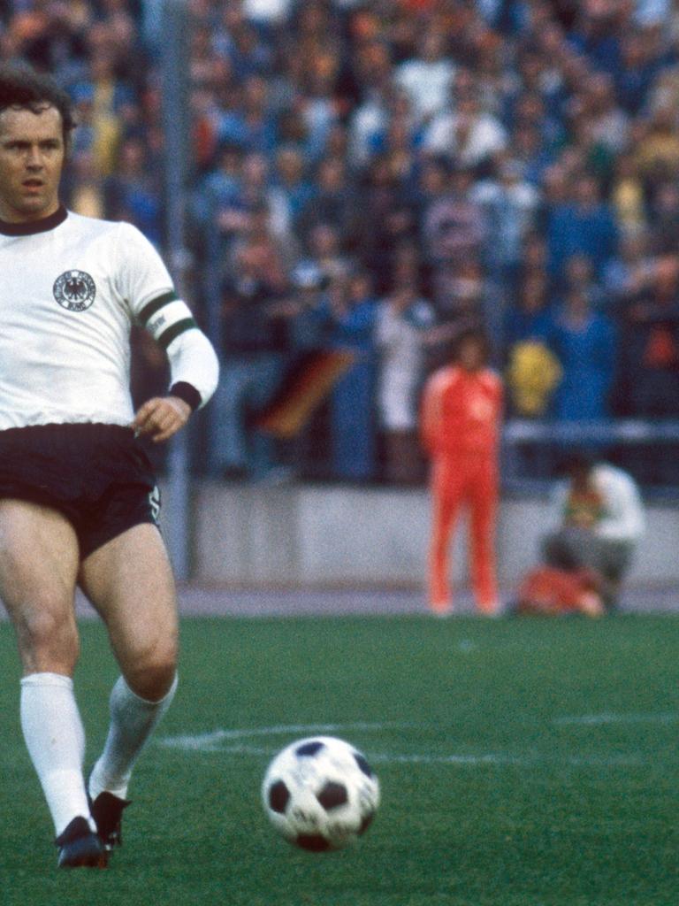 Franz Beckenbauer (links) gegen Jürgen Sparwasser im Spiel der Bundesrepublik gegen die DDR bei der Fußball-Weltmeisterschaft 1974 in Hamburg
