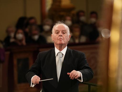 Daniel Barenboim dirigiert ein Orchester: Generalprobe für das Neujahrskonzert der Wiener Philharmoniker 2022, das am 1.1.2022 stattfand. 
