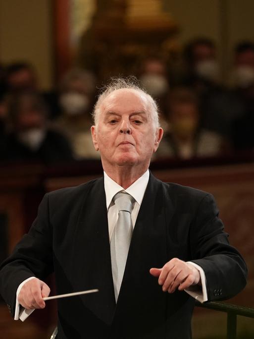 Daniel Barenboim dirigiert ein Orchester: Generalprobe für das Neujahrskonzert der Wiener Philharmoniker 2022, das am 1.1.2022 stattfand. 