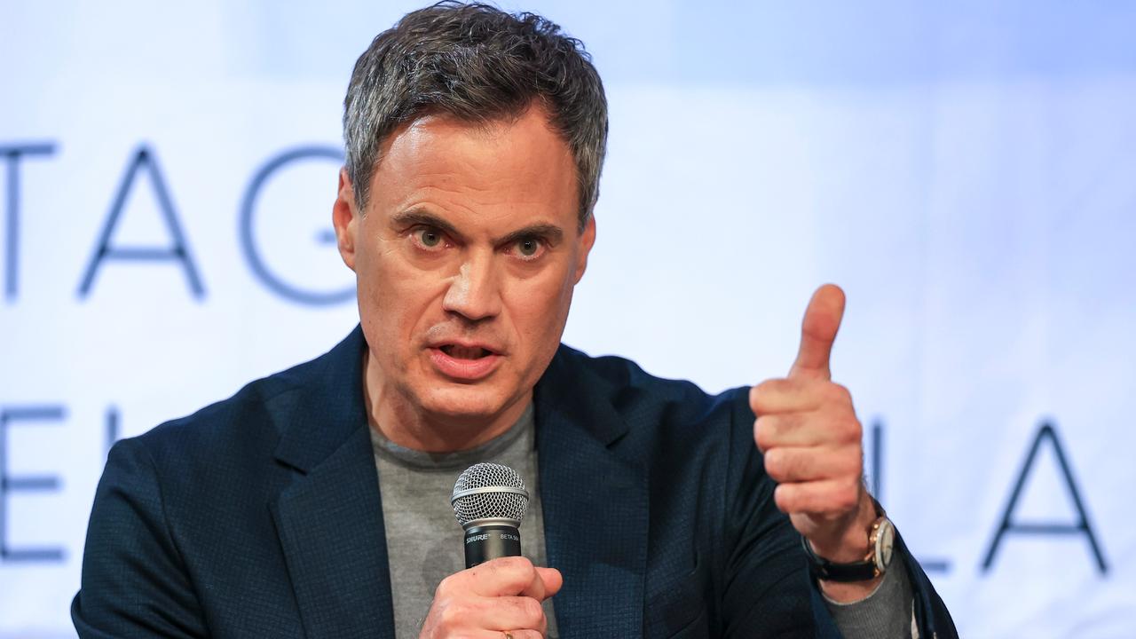 Norbert Himmler hält ein Mikrofon in der rechten Hand und gestikuliert mit der linken.