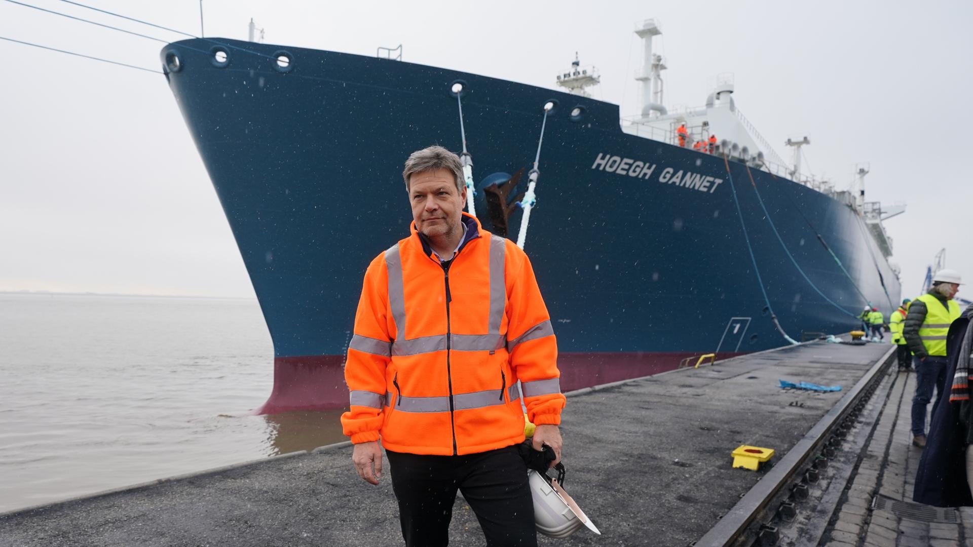 Robert Habeck, Bundesminister für Wirtschaft und Klimaschutz, steht nach dem Festakt im Elbehafen vor dem schwimmenden LNG-Terminal.