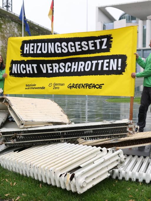 Protestaktion vor dem Kanzleramt gegen die Änderungen am Heizungsgesetz. Protestaktion vor dem Kanzleramt gegen die Änderungen am Heizungsgesetz.