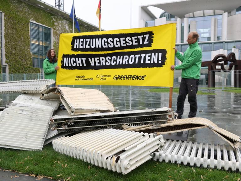 Protestaktion vor dem Kanzleramt gegen die Änderungen am Heizungsgesetz. Protestaktion vor dem Kanzleramt gegen die Änderungen am Heizungsgesetz.