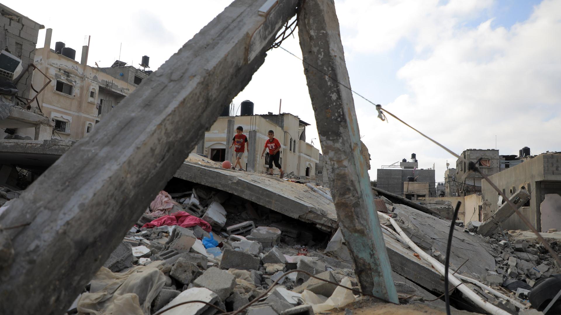 Palästinensische Gebiete, Rafah: Kinder spielen zwischen den Trümmern zerstörter Häuser in der Stadt Rafah im südlichen Gazastreifen. 