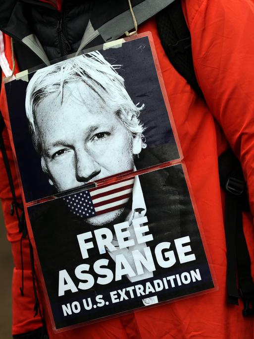 Ein Demonstrant hat sich ein Foto von Wikileaks-Gründer Julian Assange umgehängt, darauf ist zu lesen: "Free Assange No U.S. Extradition" (Freiheit für Assange - Keine Auslieferung in die USA).