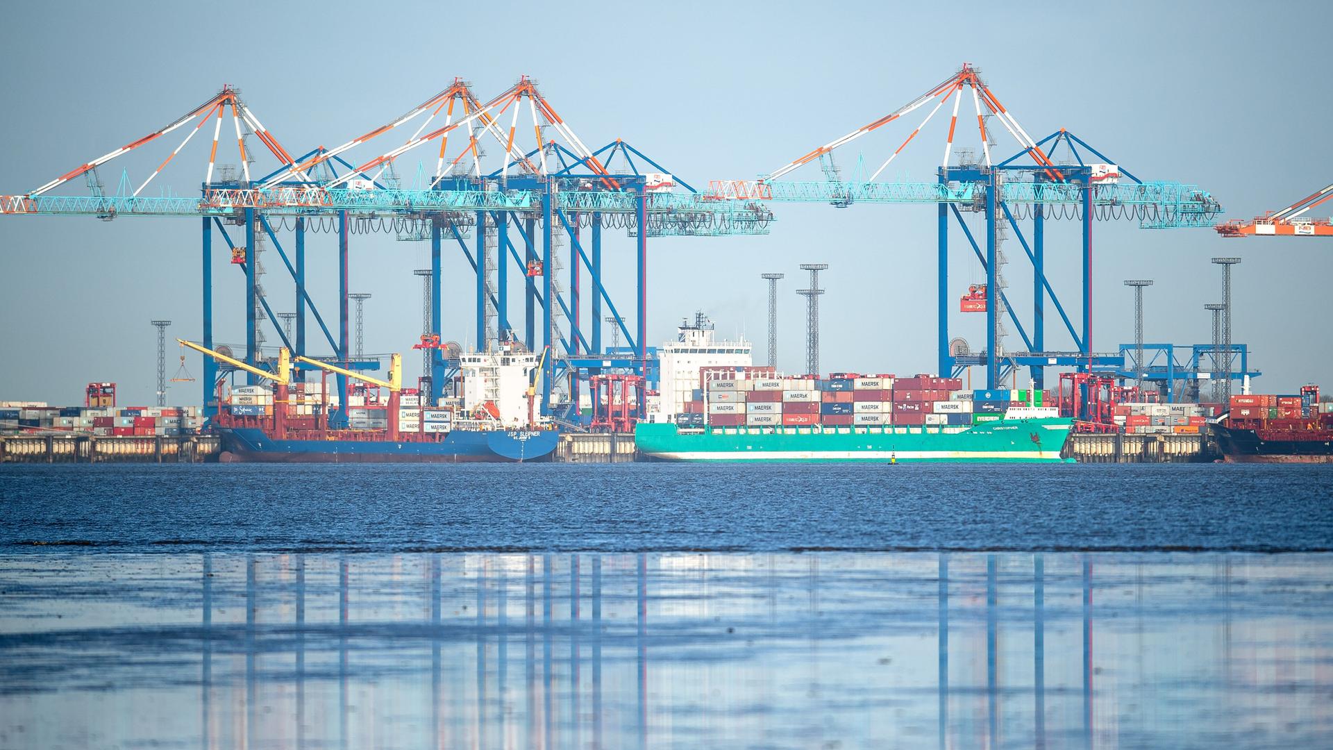 Schiffe im Container-Hafen von Bremerhaven