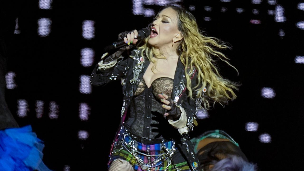 Die Sängerin Madonna tritt in der letzten Show ihrer "The Celebration Tour" am Strand der Copacabana auf. Sie singt in ein Mikrofon. 