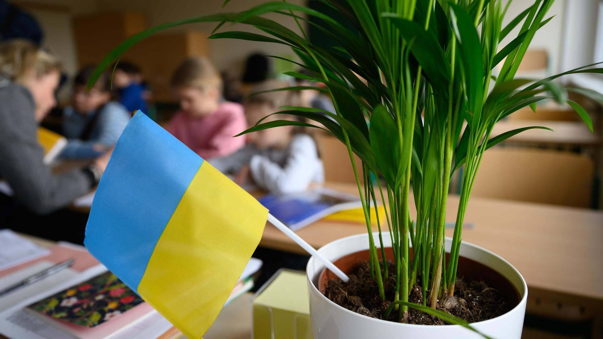 Grundschüler aus der Ukraine sitzen in der für ukrainische Kinder eröffneten Schule in einem Klassenzimmer.  