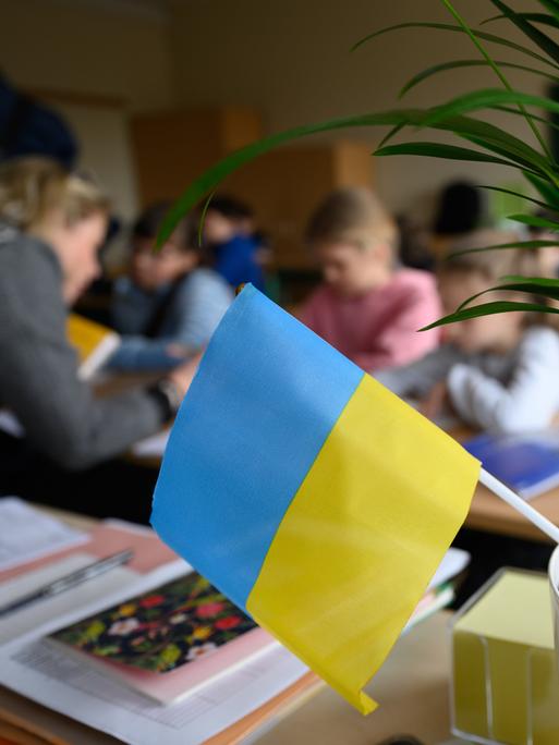 Grundschüler aus der Ukraine sitzen in der für ukrainische Kinder eröffneten Schule in einem Klassenzimmer.  