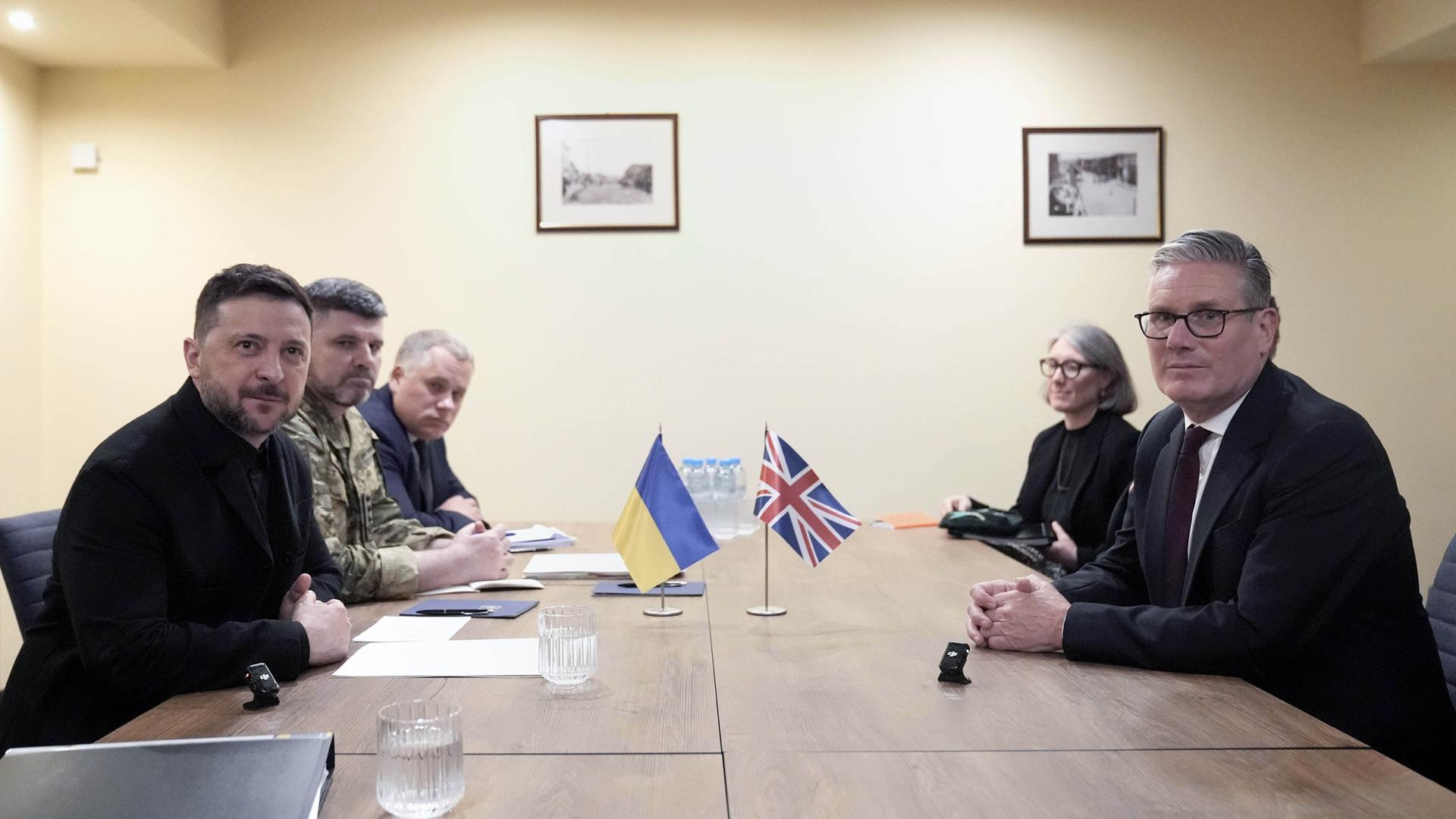 Armenien, Eriwan: Der britische Premierminister Keir Starmer (r) und Wolodymyr Selenskyj (l), Präsident der Ukraine, und andere Personen sitzen sich gegenüber. Armenien, Eriwan: Der britische Premierminister Keir Starmer (r) und Wolodymyr Selenskyj (l), Präsident der Ukraine, und andere Personen sitzen sich gegenüber.