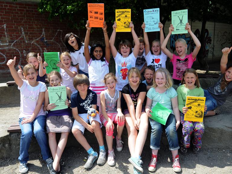 Kinder der Klasse 3 und 4 der Gebrüder Grimm Schule Moers bekamen in Berlin eine Auszeichnung für ihre Schülerzeitung. 
