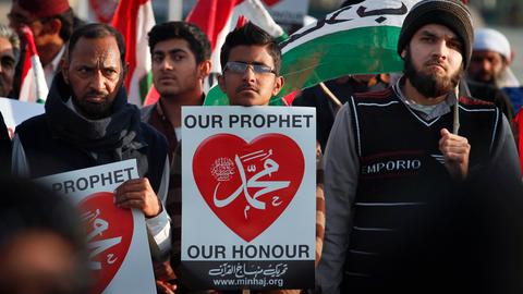 Januar 2015: Anhänger der pakistanischen Partei Awami Tehreek nehmen in Islamabad an einer Kundgebung teil, um die französische Zeitschrift „Charlie Hebdo“ für die Veröffentlichung von Karikaturen des Propheten Mohammed zu verurteilen