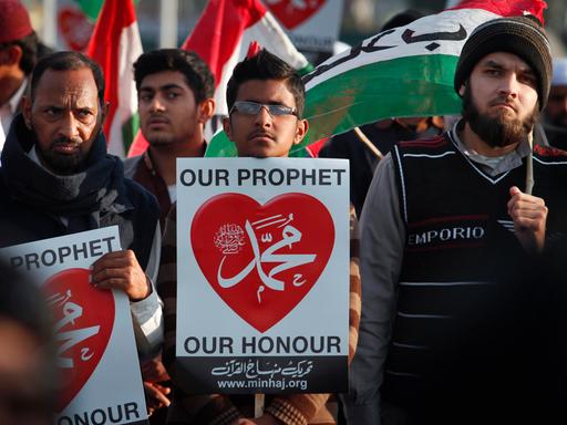 Januar 2015: Anhänger der pakistanischen Partei Awami Tehreek nehmen in Islamabad an einer Kundgebung teil, um die französische Zeitschrift „Charlie Hebdo“ für die Veröffentlichung von Karikaturen des Propheten Mohammed zu verurteilen