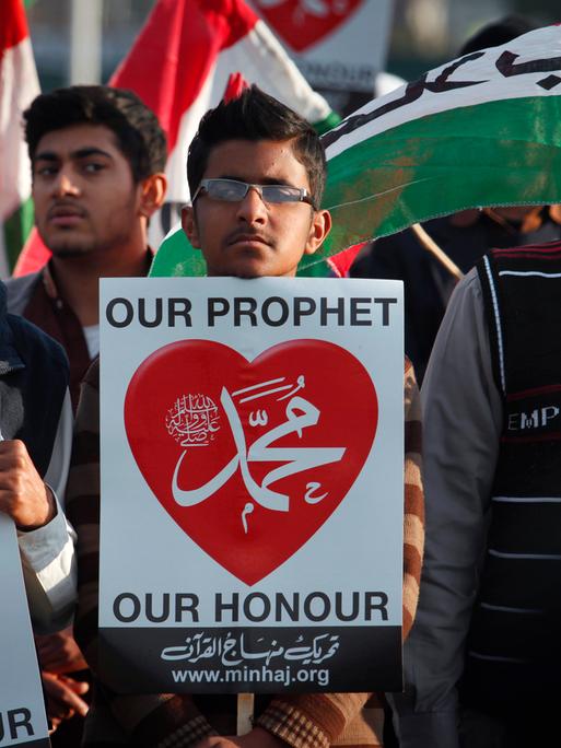 Januar 2015: Anhänger der pakistanischen Partei Awami Tehreek nehmen in Islamabad an einer Kundgebung teil, um die französische Zeitschrift „Charlie Hebdo“ für die Veröffentlichung von Karikaturen des Propheten Mohammed zu verurteilen