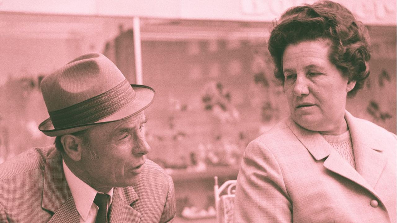 Zu sehen: Ein älteres Ehepaar (Josef und Frieda) aus den 1970er Jahren.