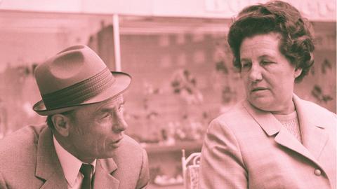Zu sehen: Ein älteres Ehepaar (Josef und Frieda) aus den 1970er Jahren.