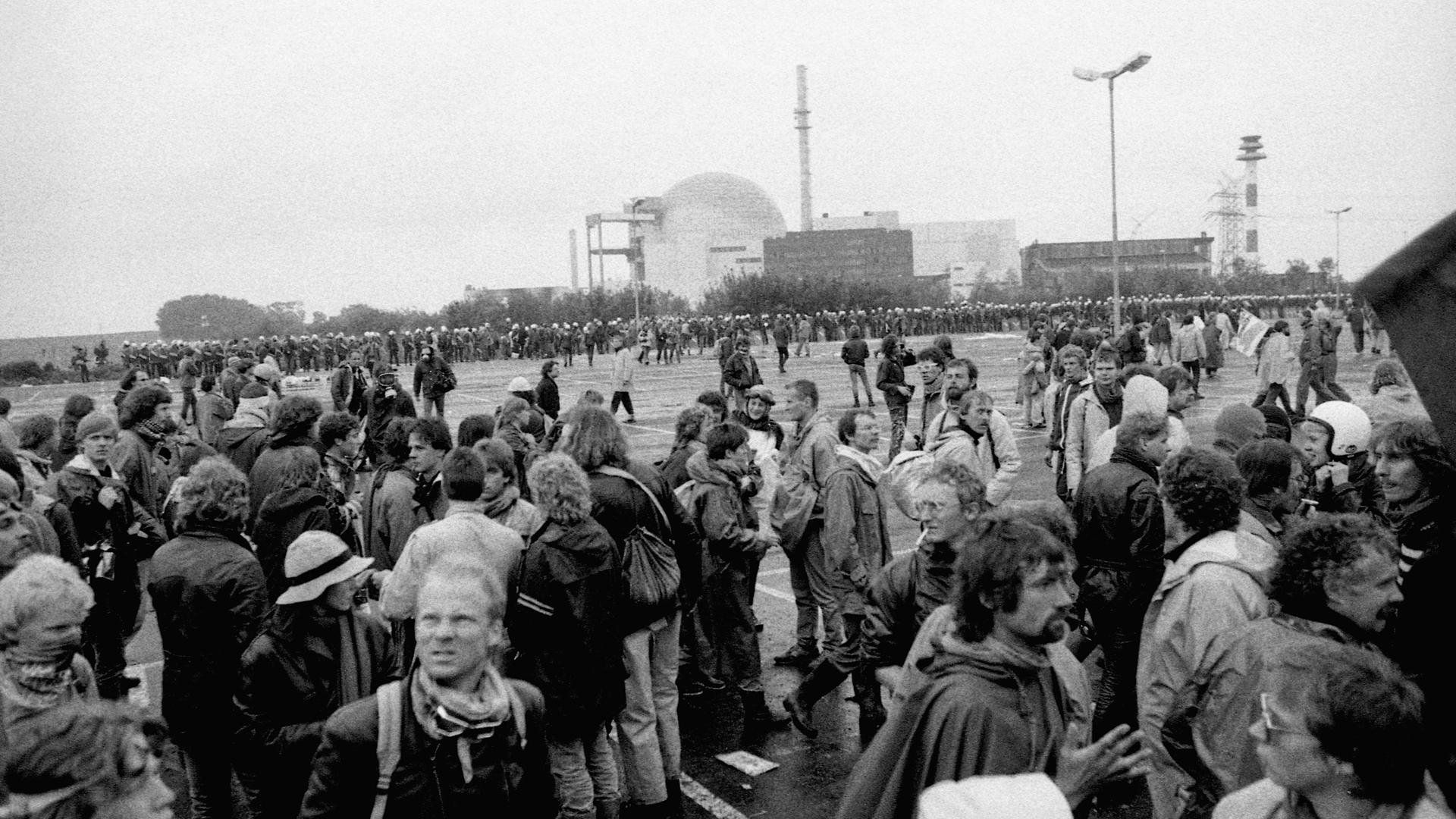 Demonstranten protestieren 1986 in Brokdorf gegen den Betrieb des Atomkraftwerks