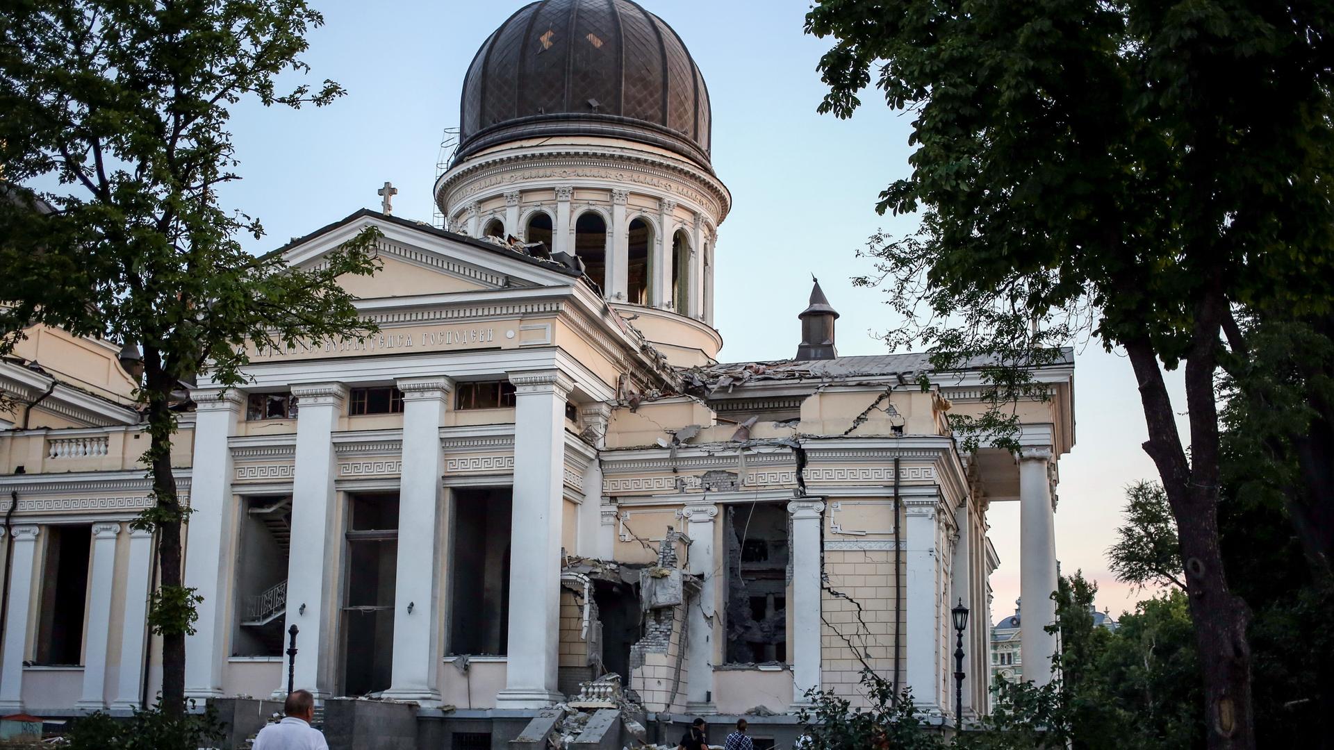 Blick auf die stark beschädigte Verklärungskathedrale in Odessa nach einem russischen Angriff. 