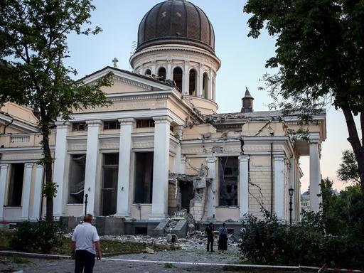 Blick auf die stark beschädigte Verklärungskathedrale in Odessa nach einem russischen Angriff. 