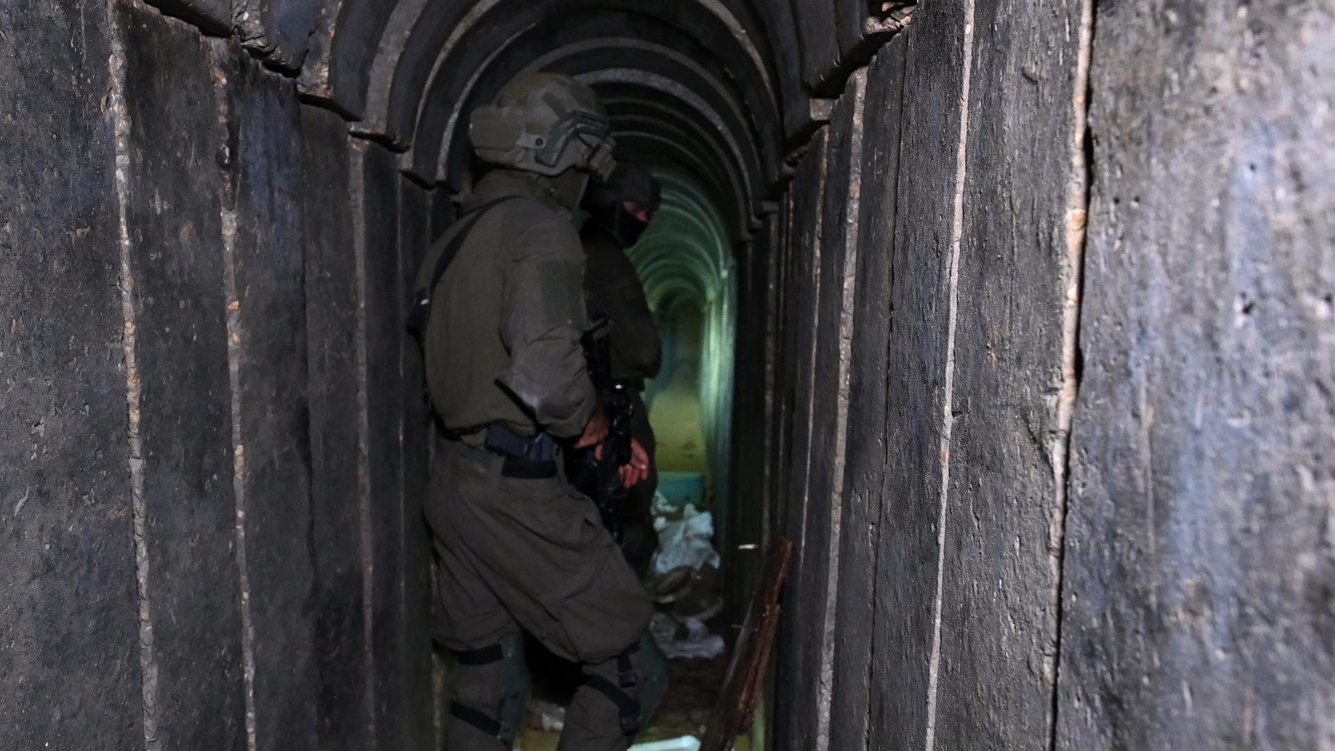 Zwei israelische Soldaten stehen in einem engen, mannshohen Tunnel, den die Hamas angelegt haben soll.