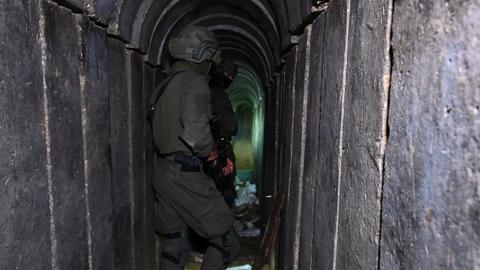 Zwei israelische Soldaten stehen in einem engen, mannshohen Tunnel, den die Hamas angelegt haben soll.