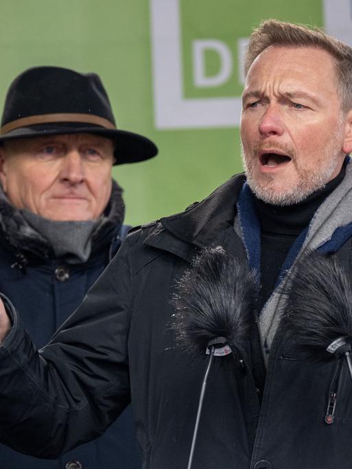 Berlin: Christian Lindner (FDP), Bundesminister für Finanzen, spricht neben Joachim Rukwied, Präsident des Deutschen Bauernverbandes, während der Kundgebung auf der Bühne. 