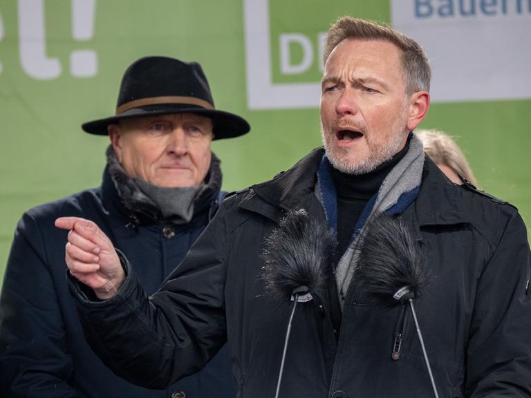 Berlin: Christian Lindner (FDP), Bundesminister für Finanzen, spricht neben Joachim Rukwied, Präsident des Deutschen Bauernverbandes, während der Kundgebung auf der Bühne. 