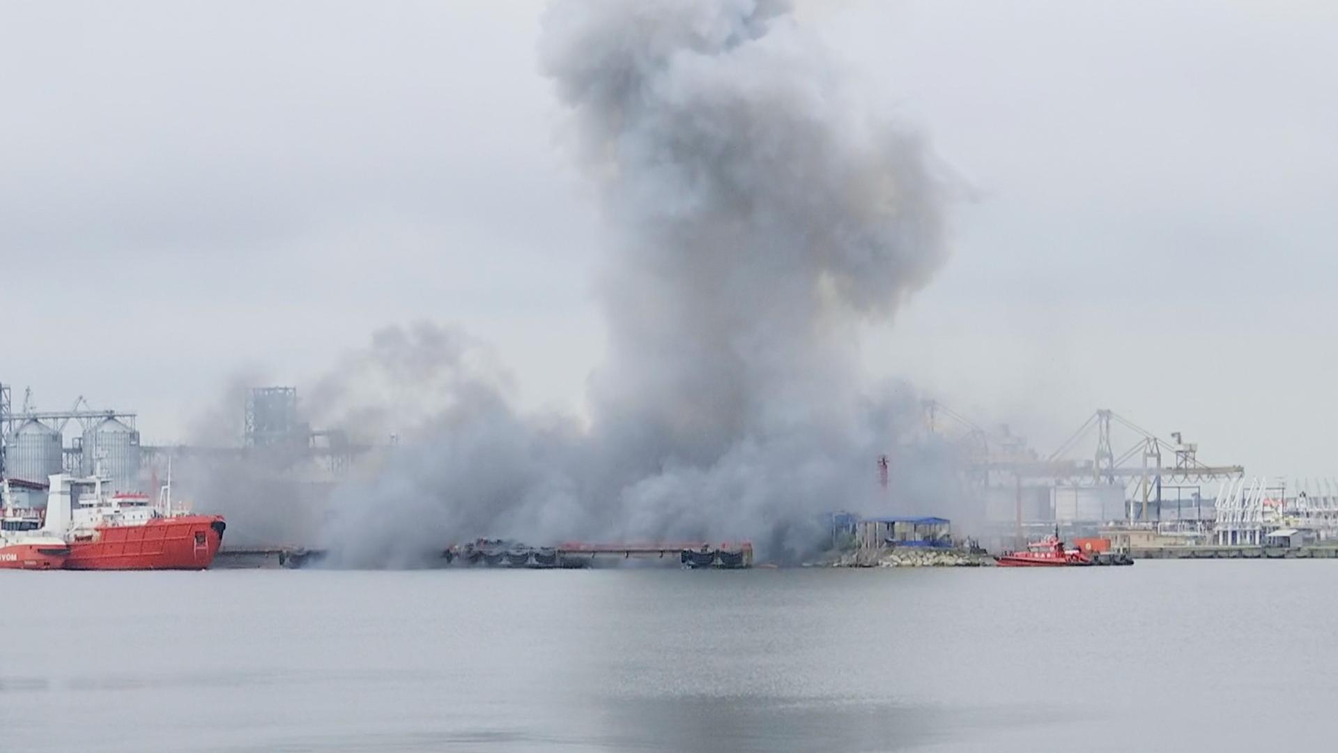 Rauch steigt nach der Explosion einer Drohne über dem Hafen von Constanta auf. Rauch steigt nach der Explosion einer Drohne über dem Hafen von Constanta auf.