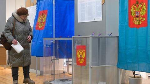 Eine Frau in einem Wahllokal in Nowosibirsk hat gewählt.