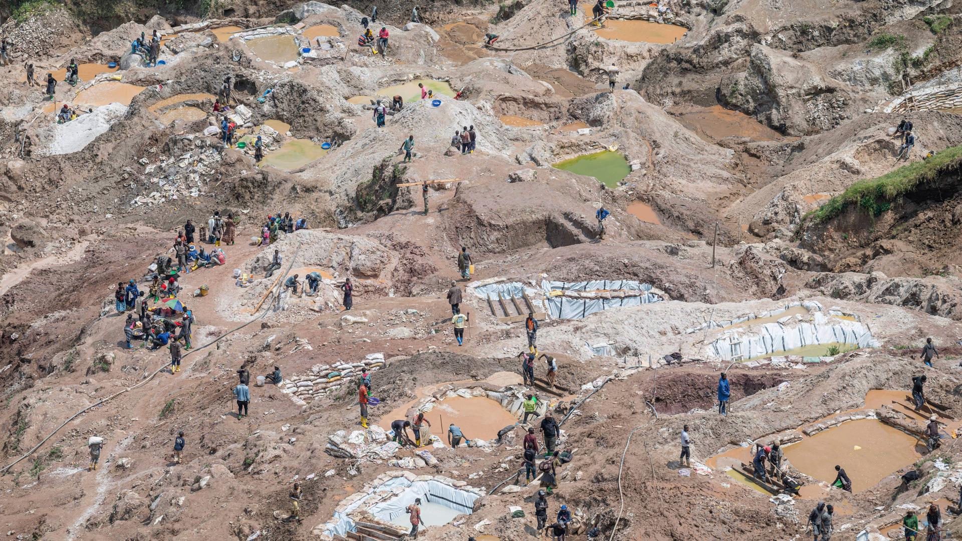 Menschen laufen an der Oberfläche einer Coltan-Mine in Rubaya in der Demokratischen Republik Kongo.
