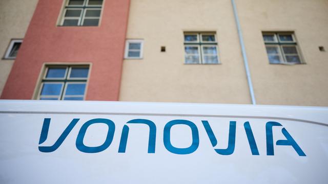 Ein Kastenwagen mit dem Schriftzug von Vonovia steht vor einem Mehrfamilienhaus in Berlin.