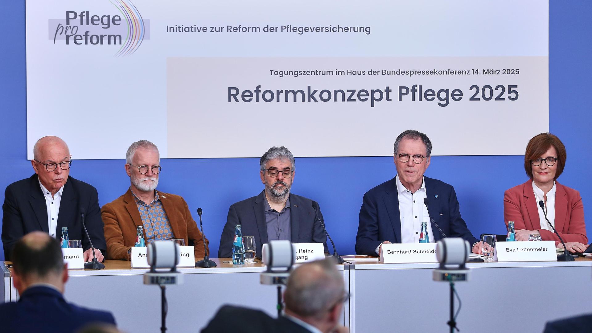 Haus der Bundespressekonferenz: Die Beteiligten der Initiative Pro-Pflegereform stellen nebeneinander sitzend ihr Konzept vor. Haus der Bundespressekonferenz: Die Beteiligten der Initiative Pro-Pflegereform stellen nebeneinander sitzend ihr Konzept vor.