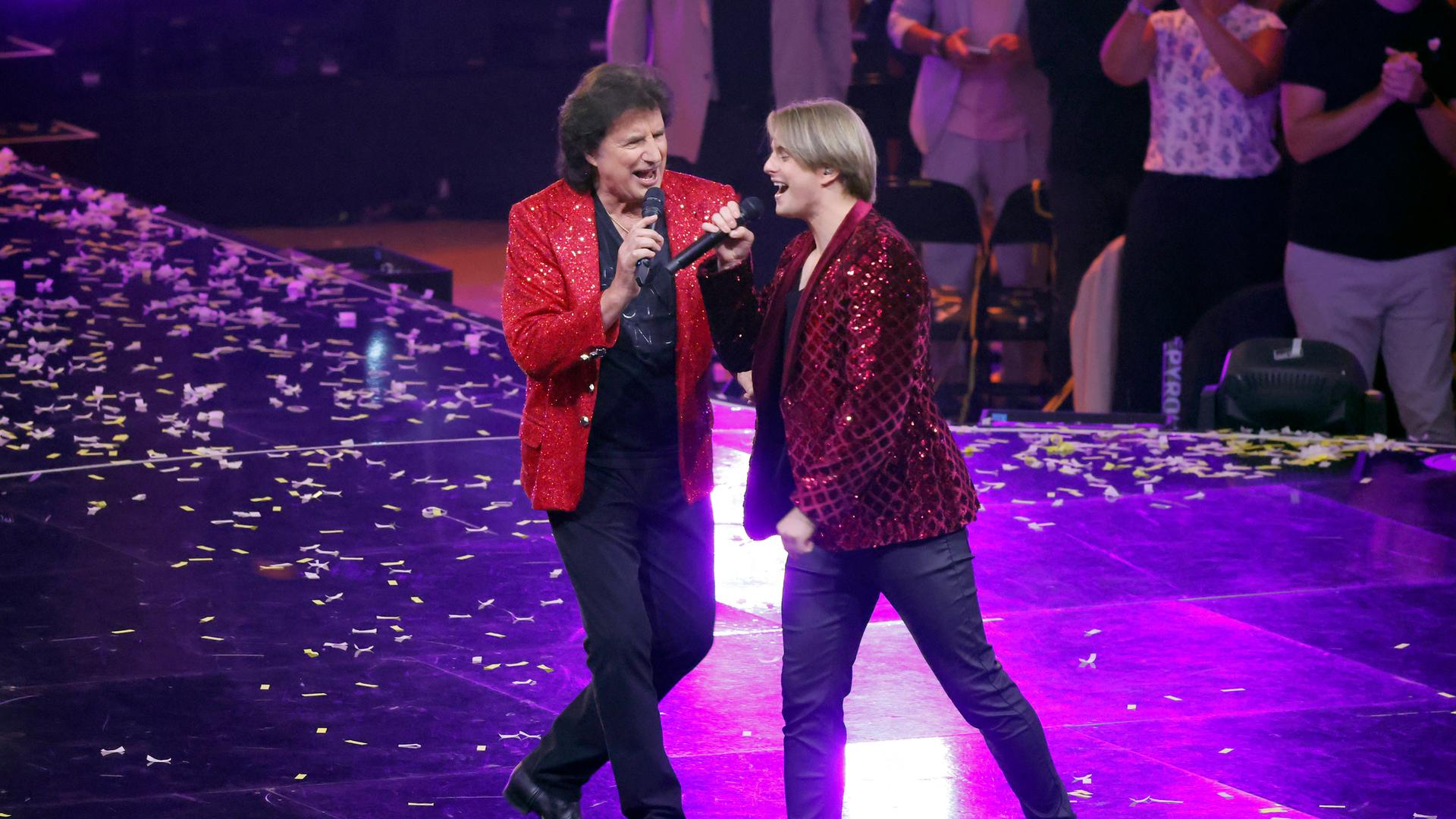 Olaf der Flipper und Vincent Gross, beide in roten Sakkos, performen bei der ZDF-Musiksendung "Die Giovanni Zarrella Show - Die große Sommerparty" 